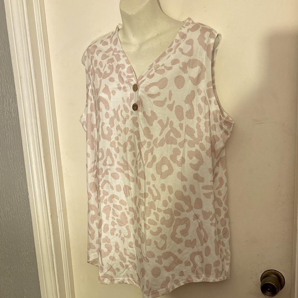 New ENNO Leopard print sleeveless V-neck size XXL. With 2 buttons
